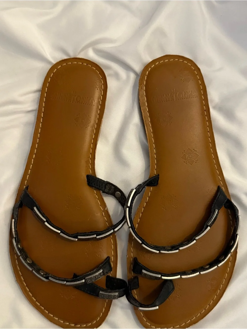 EUC Minnetonka Embellished Toe Ring Slide Sandals